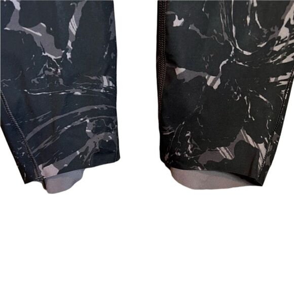 ‎Athleta printed cropped leggings. Size large tall. - Picture 11 of 12